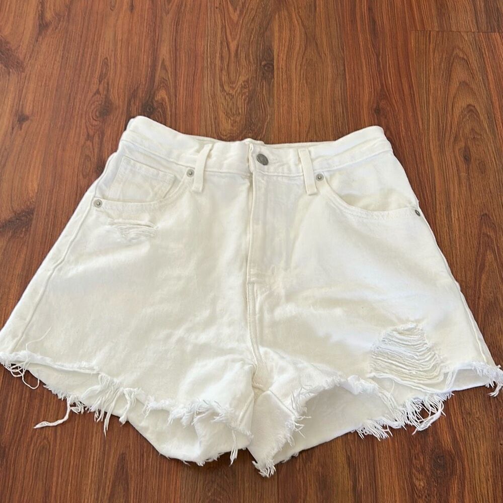 Levi's white high waisted Mom shorts size 26 distressed